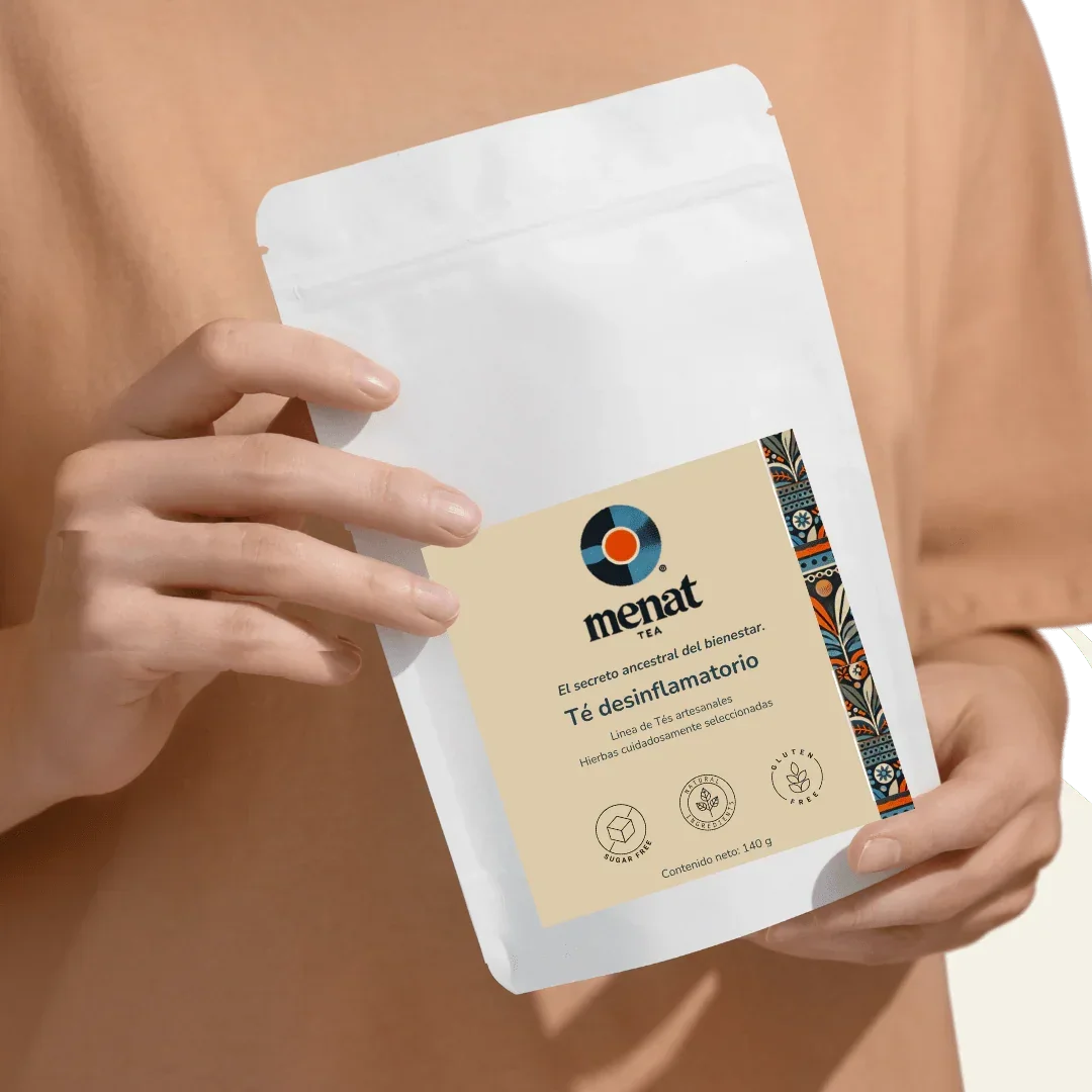 Mujer relajada disfrutando de una taza de Desinflama-TÉ para mejorar su bienestar digestivo y reducir la hinchazón